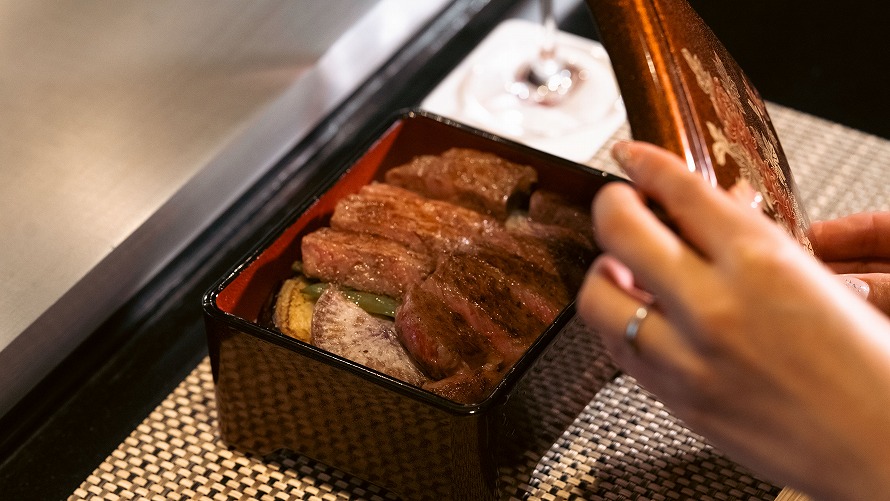 Teppanyaki Dinner with Souvenir; Bring the cherished memento of Teppanyaki Katsura home.